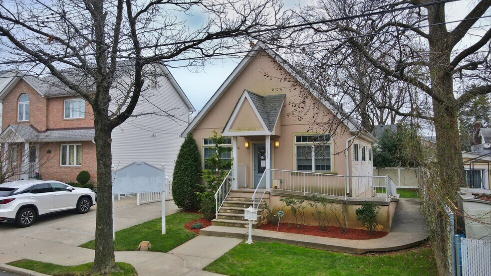 1562 Drumgoole Rd E, Staten Island, NY à vendre - Photo du bâtiment - Image 2 de 21