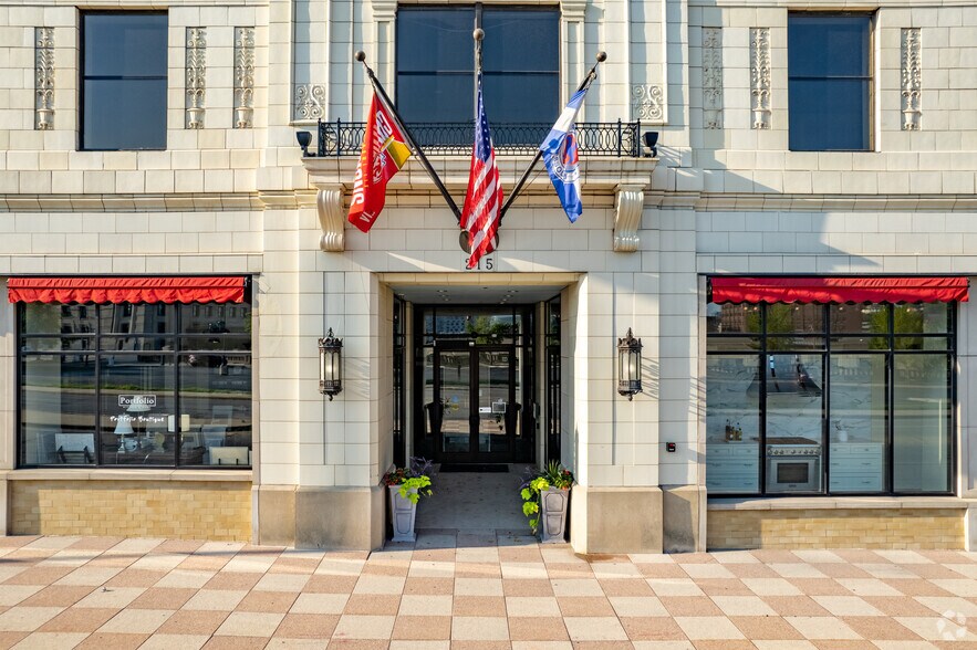 215 W Pershing Rd, Kansas City, MO à louer - Photo du bâtiment - Image 3 de 8