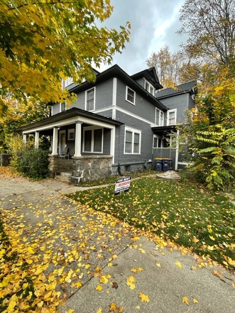 549 Logan St SE, Grand Rapids, MI à vendre Photo du bâtiment- Image 1 de 13
