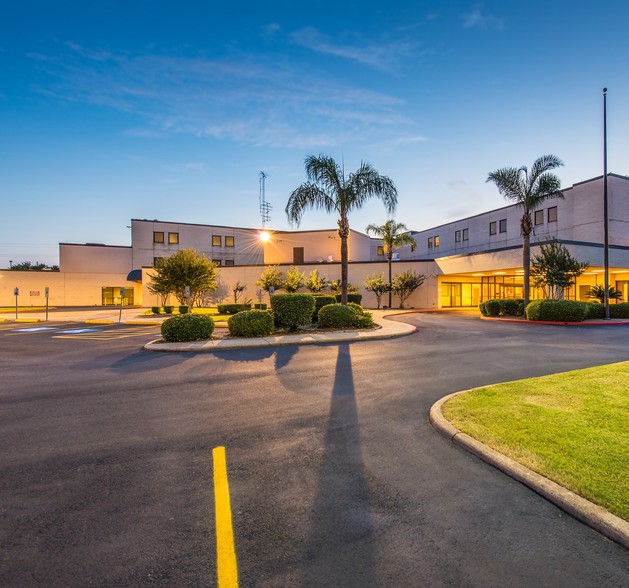 Specialty Healthcare Investment portfolio of 2 properties for sale on LoopNet.ca - Primary Photo - Image 2 of 5