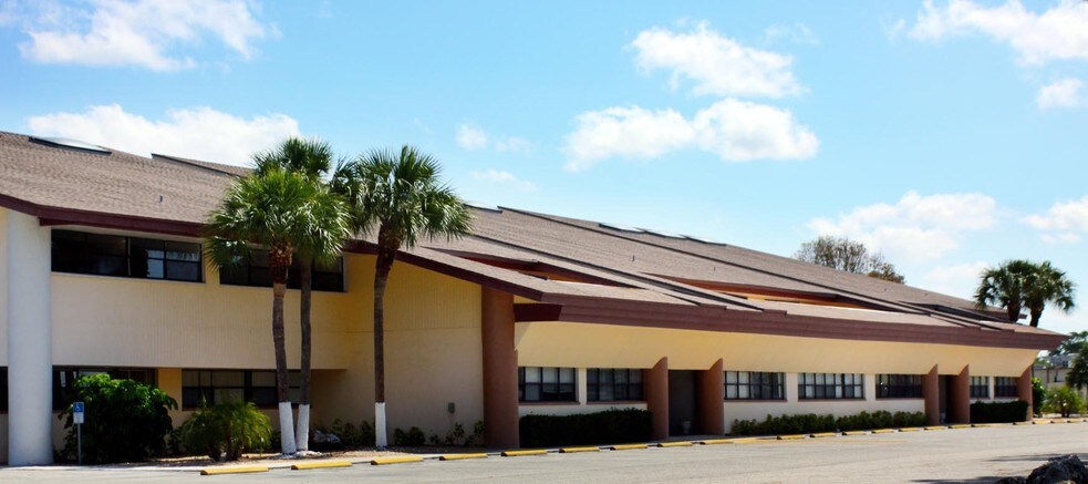 12811 Kenwood Ln, Fort Myers, FL à louer - Photo du bâtiment - Image 3 de 15