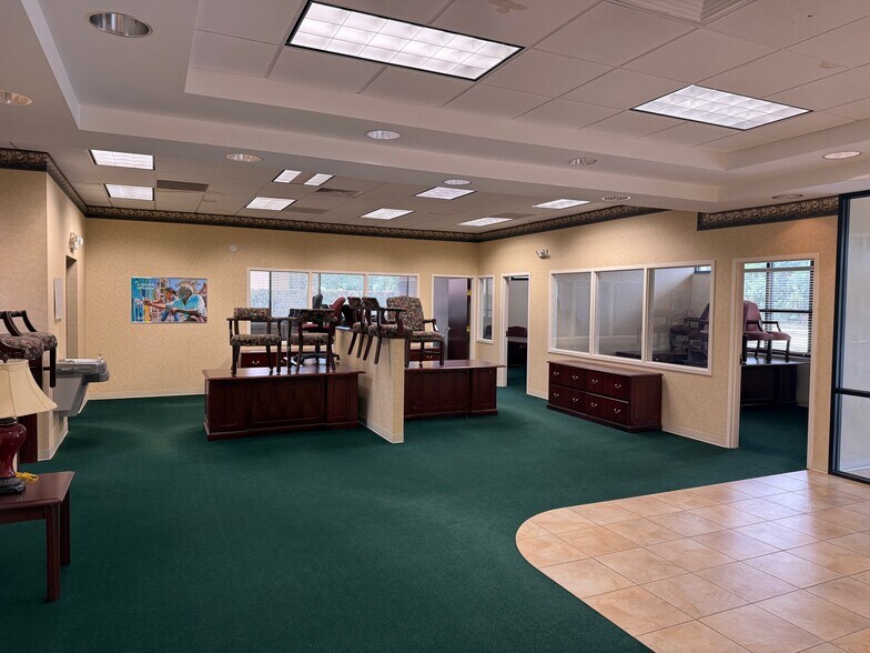 2440 Sunset Point Rd, Clearwater, FL à louer - Photo du bâtiment - Image 3 de 19