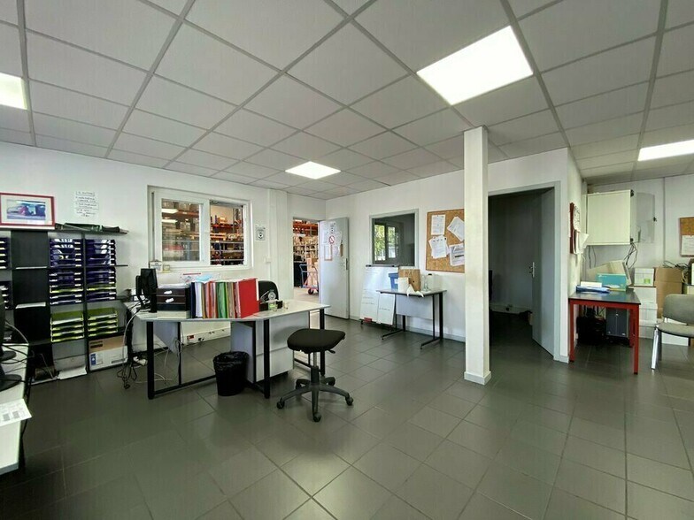 6-12 Rue Fulgencio Gimenez, Vaulx-en-Velin for lease - Interior Photo - Image 3 of 10