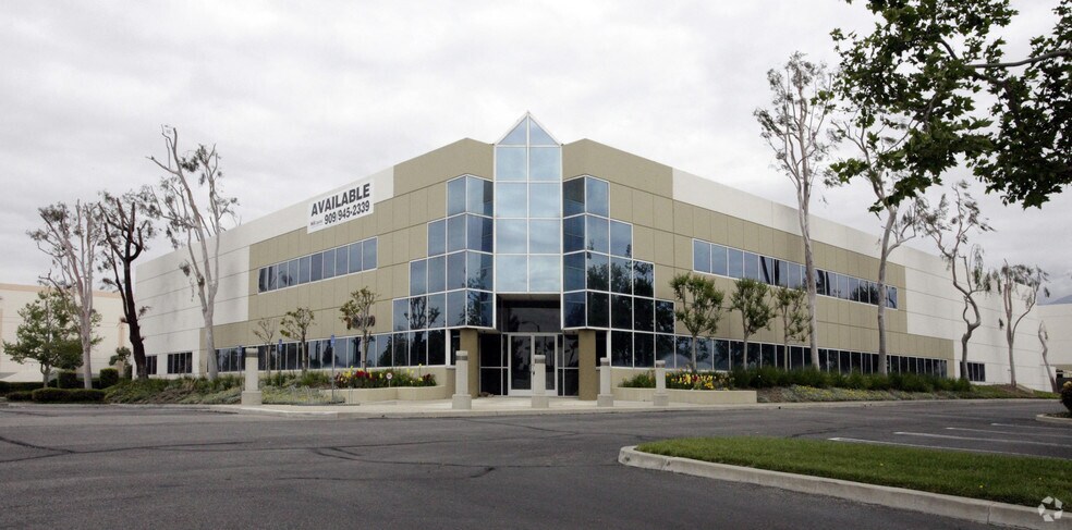 10860 6th St, Rancho Cucamonga, CA à louer - Photo principale - Image 1 de 20