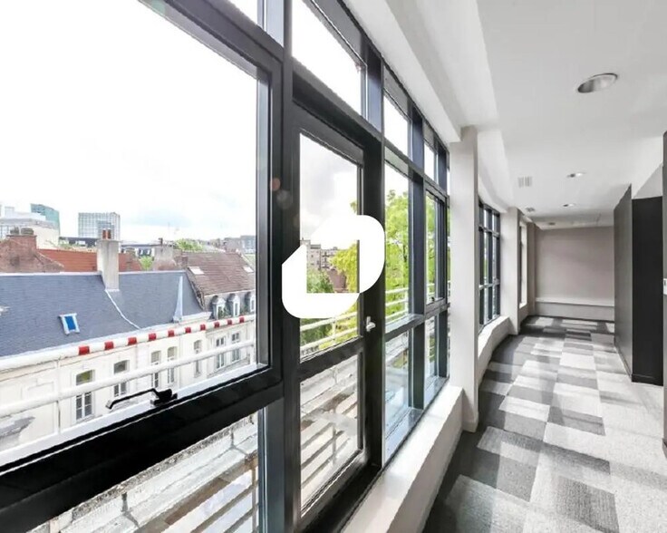 15 Place Aux Bleuets, Lille for lease - Interior Photo - Image 2 of 14