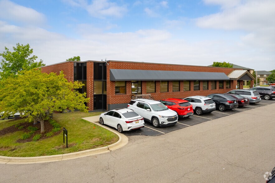 3370 E Jolly Rd, Lansing, MI à louer - Photo du bâtiment - Image 1 de 7
