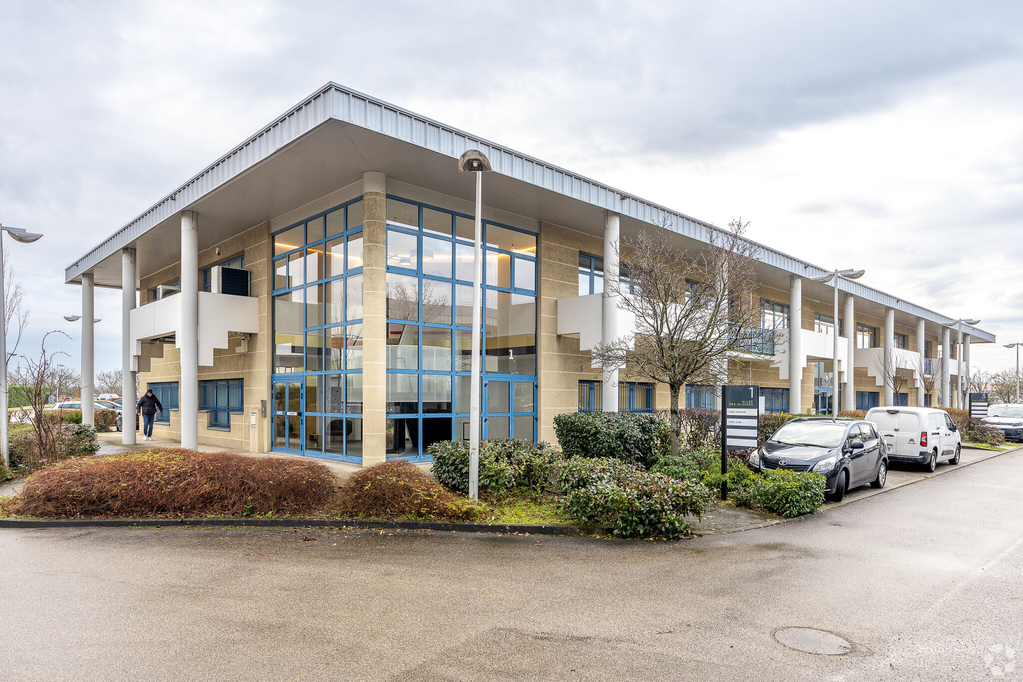 13 Allée Des Tulipiers, Bron for sale Primary Photo- Image 1 of 18