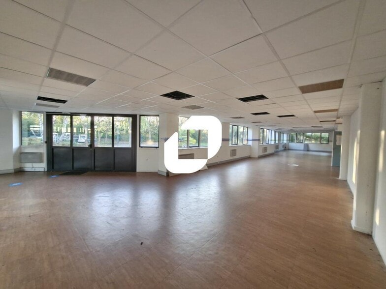 Office in Saint-Thibault-des-Vignes for lease - Building Photo - Image 3 of 10
