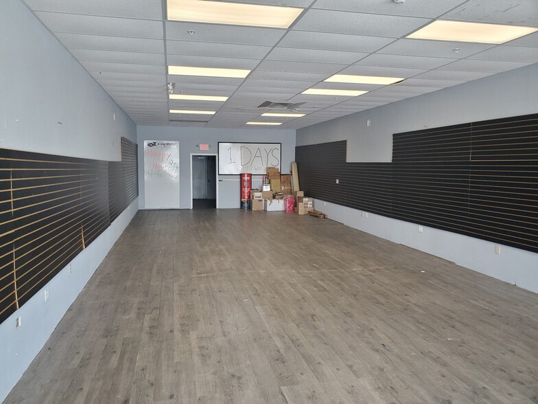 955 S Woodland Blvd, Deland, FL à louer - Photo du bâtiment - Image 3 de 14