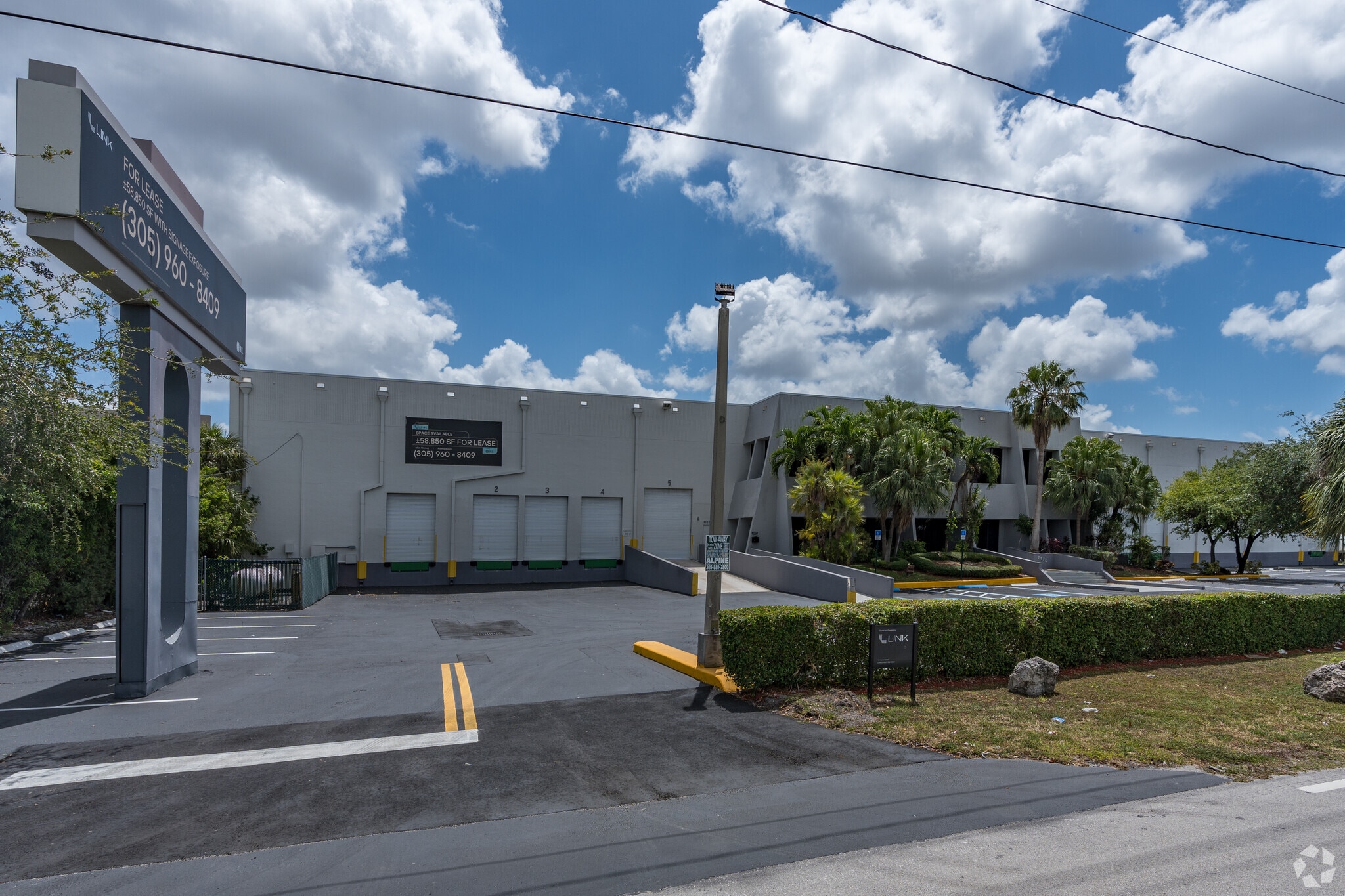 2875 NW 77th Ave, Miami, FL à louer Photo du bâtiment- Image 1 de 32