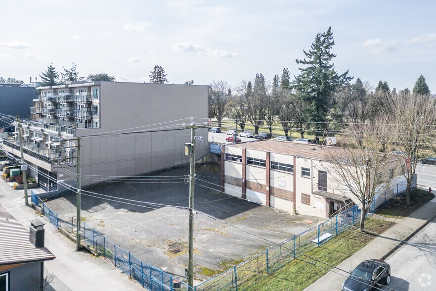 708 38th Av E, Vancouver, BC à louer - Photo du bâtiment - Image 2 de 3