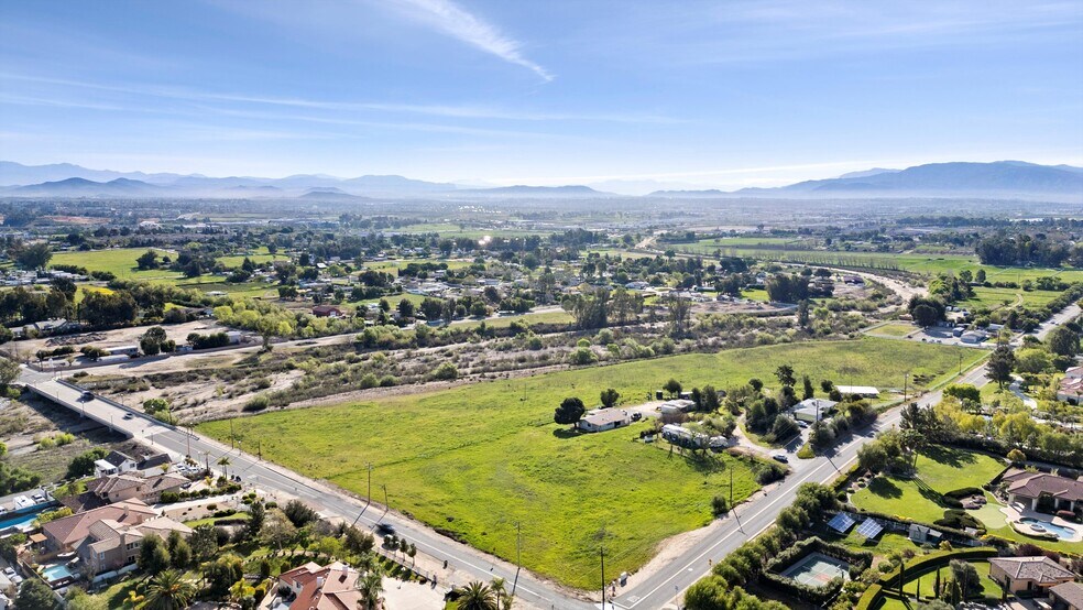 25070 Hayes Ave, Murrieta, CA à vendre - Photo du bâtiment - Image 2 de 26