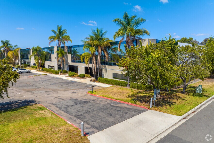 970 Park Center Dr, Vista, CA à louer - Photo du bâtiment - Image 3 de 3