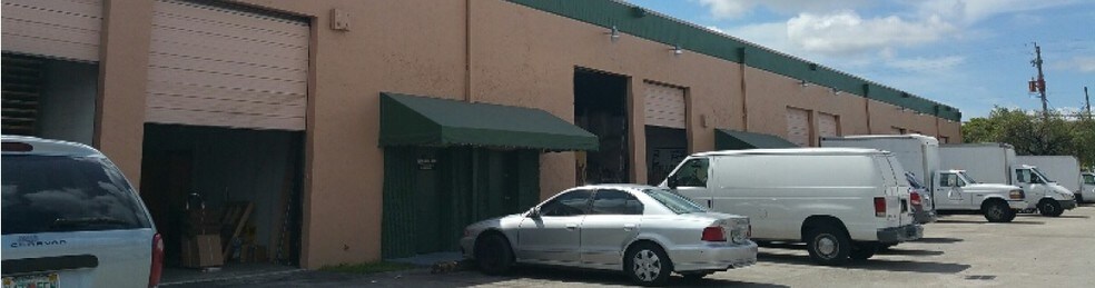 8527-8529 NW 66th St, Miami, FL à louer - Photo du bâtiment - Image 3 de 5