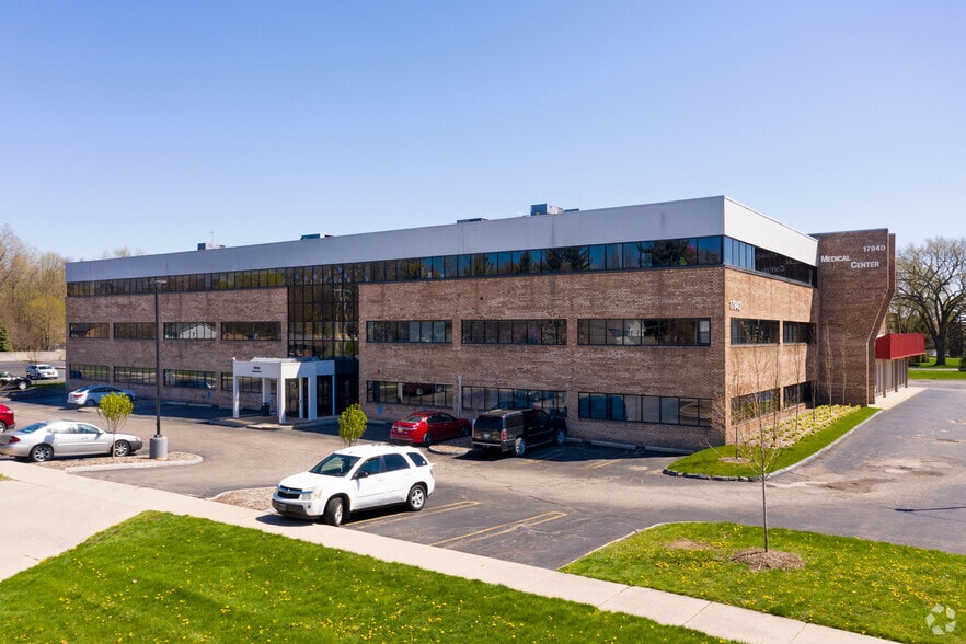 17880-17940 Farmington Rd, Livonia, MI for lease - Primary Photo - Image 1 of 16