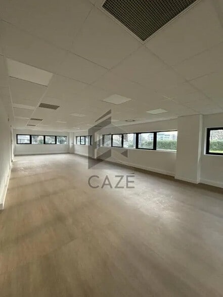 Office in Mérignac for lease - Interior Photo - Image 2 of 4