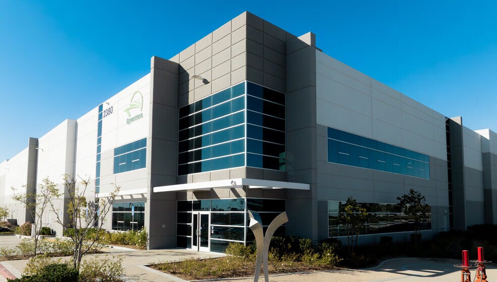 2380 W Base Line Rd, Fontana, CA à louer - Photo du bâtiment - Image 3 de 17