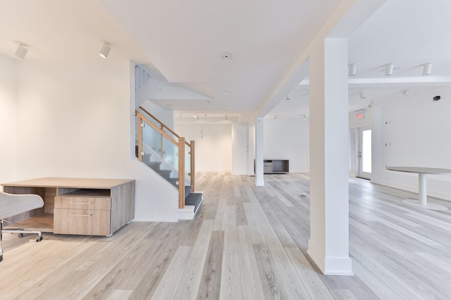 15 Mississauga Rd S, Mississauga, ON for lease - Building Photo - Image 1 of 24