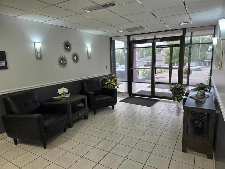 6818 Grover St, Omaha, NE for lease - Lobby - Image 2 of 4