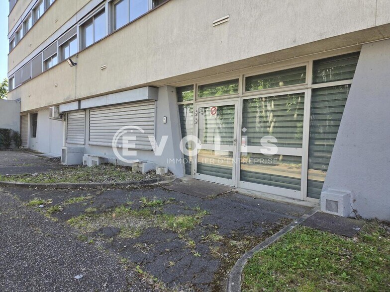 Office in Igny for lease - Building Photo - Image 2 of 8