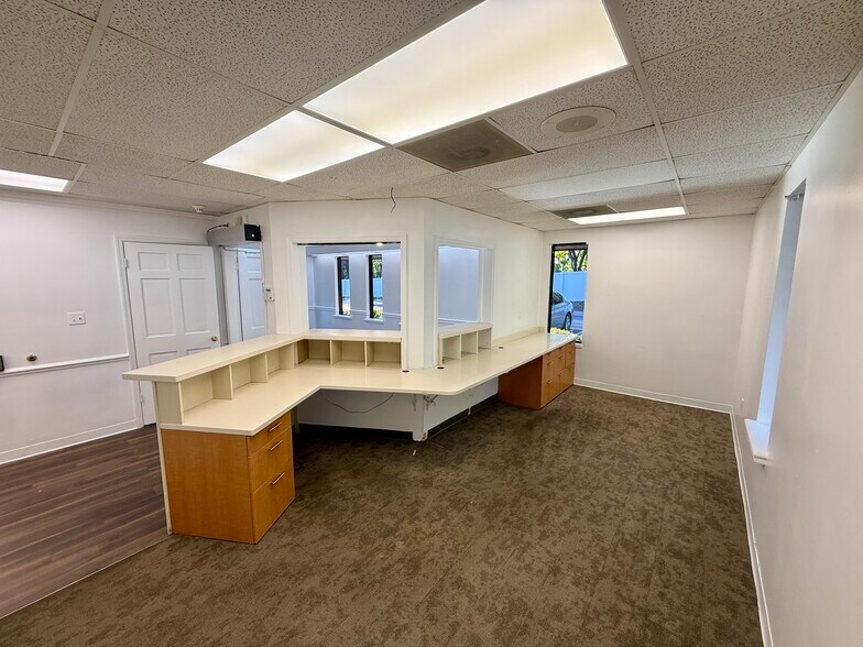 908 S Parsons Ave, Brandon, FL à louer - Photo du bâtiment - Image 3 de 10