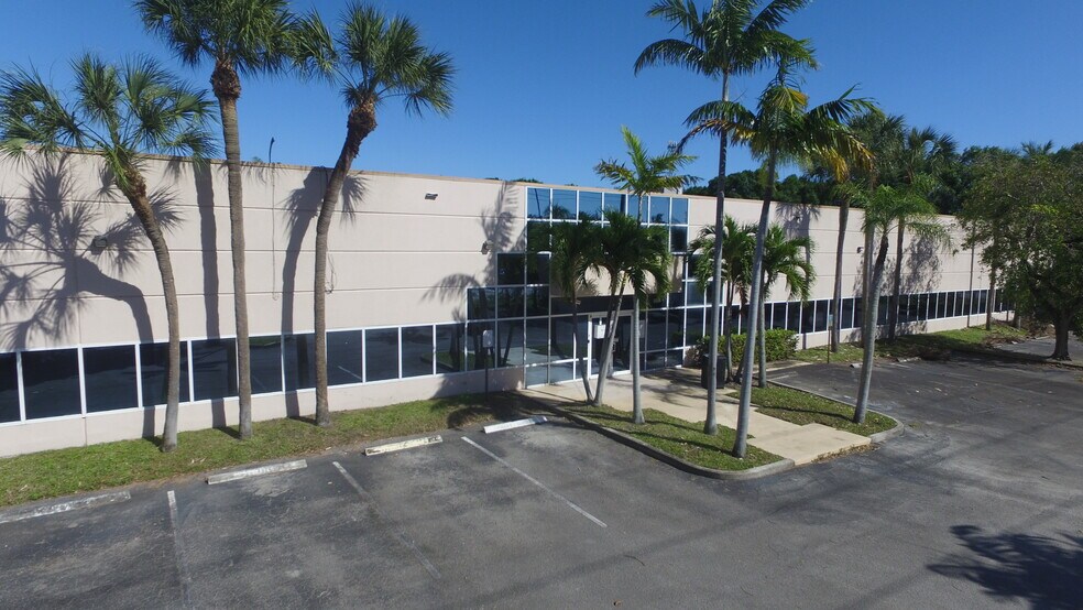 1052 S Powerline Rd, Deerfield Beach, FL à louer - Photo du bâtiment - Image 1 de 3