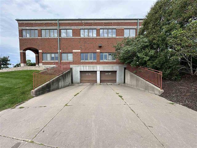 2346 Mormon Trek Blvd, Iowa City, IA à vendre - Photo du bâtiment - Image 2 de 6