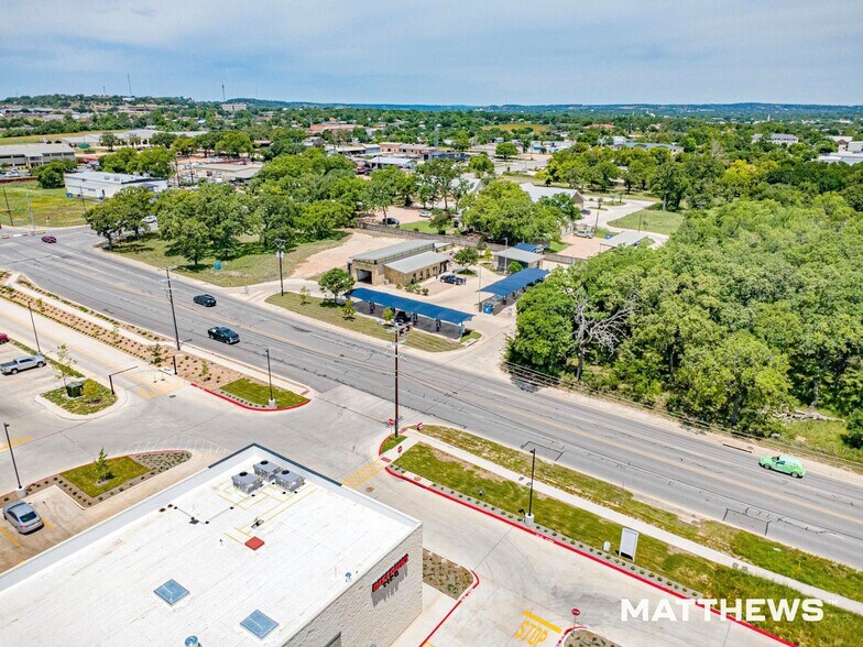 516 Friendship Ln, Fredericksburg, TX à vendre - Photo du bâtiment - Image 2 de 4