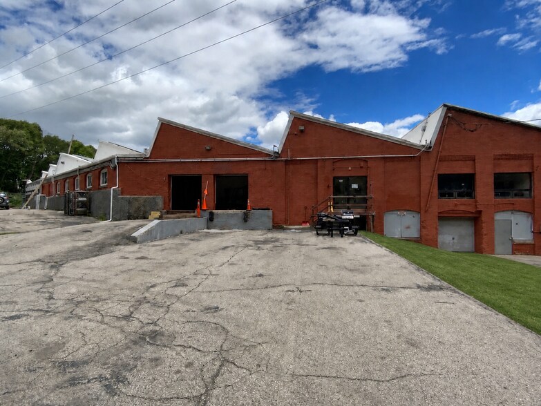 129 Brookside Ave, West Warwick, RI à louer - Photo du bâtiment - Image 1 de 9