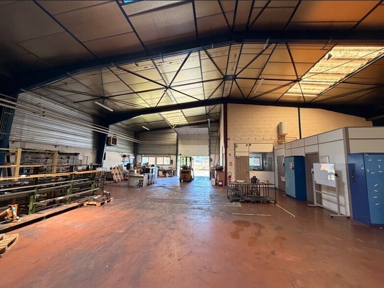 Flex in Miribel for lease - Interior Photo - Image 2 of 6