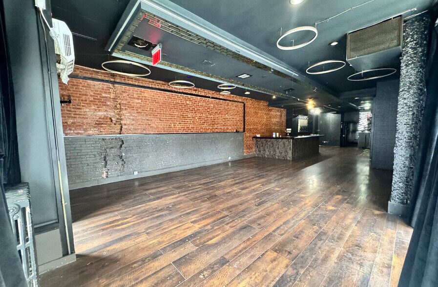 4221 Broadway, Astoria, NY à louer - Photo du bâtiment - Image 3 de 4