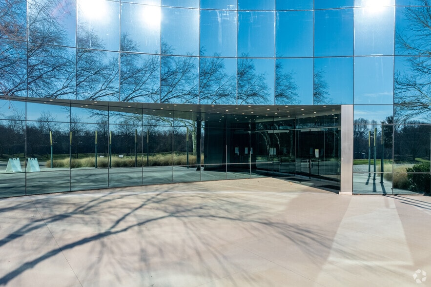 14200 Shady Grove Rd, Rockville, MD à louer - Photo du bâtiment - Image 3 de 19