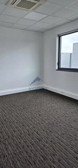 Office in Meyzieu for lease - Interior Photo - Image 2 of 7