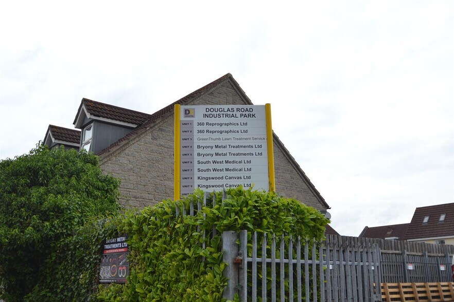 Douglas Rd, Kingswood à louer - Photo du bâtiment - Image 2 de 5