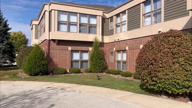 1009 W Glen Oaks Ln, Mequon, WI à louer - Vidéo sur l’inscription commerciale 