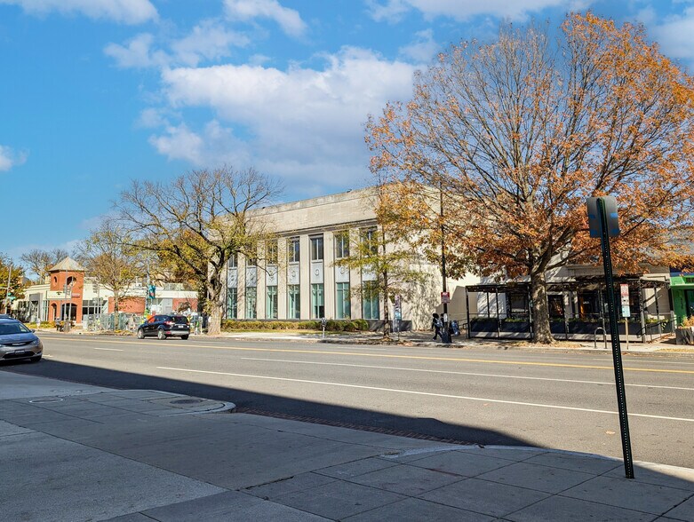 4249-4251 Wisconsin Ave NW, Washington, DC à louer - Photo du bâtiment - Image 3 de 7