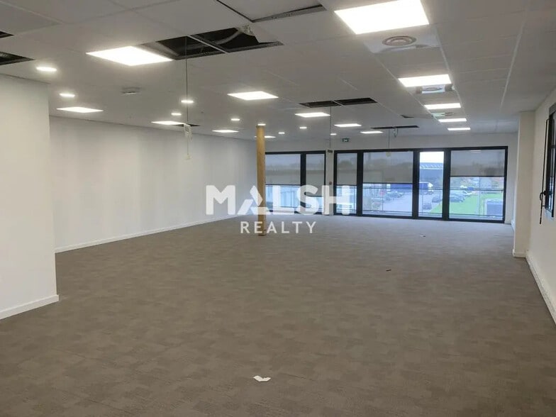 Office in Beynost for lease - Interior Photo - Image 2 of 18