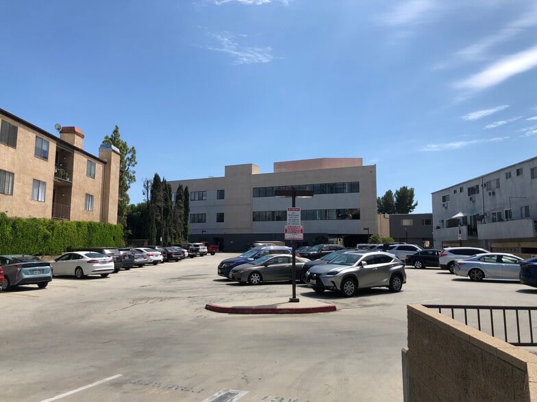 18607 Ventura Blvd, Tarzana, CA for lease - Building Photo - Image 3 of 8