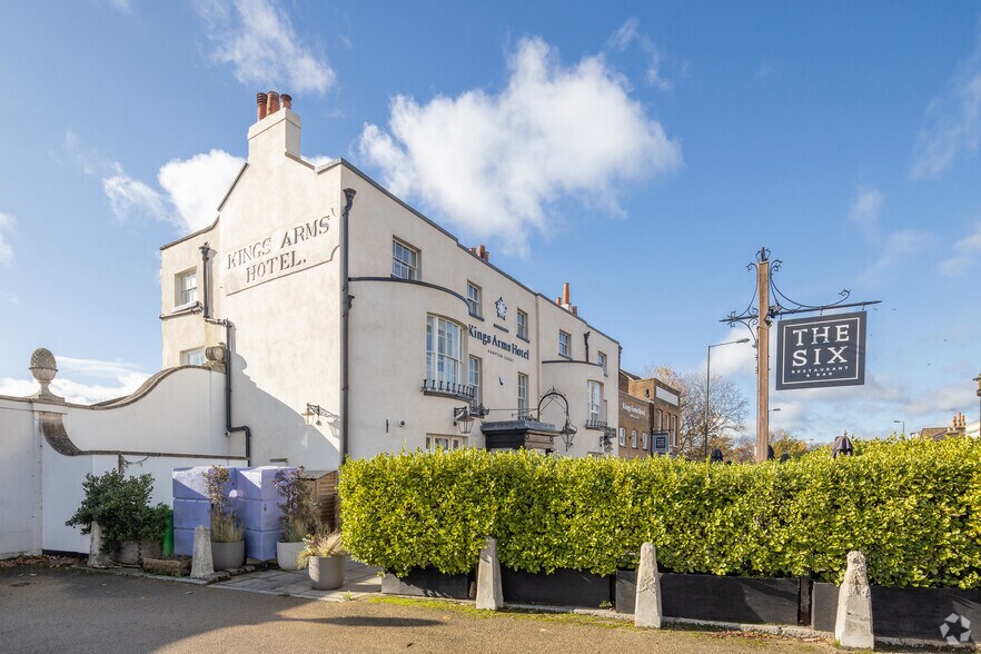 Hampton Court Rd, East Molesey à vendre - Photo du bâtiment - Image 2 de 7