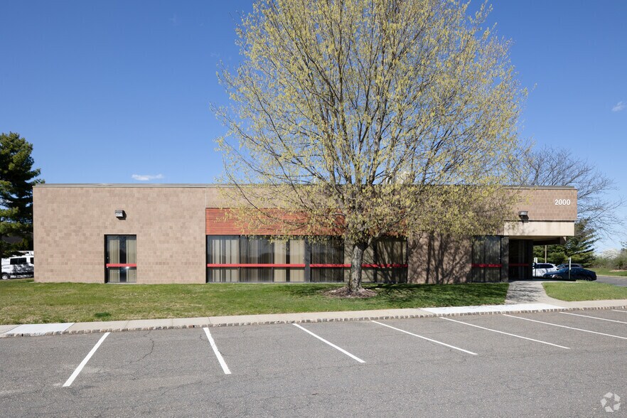 2000 Eastpark Blvd, Cranbury, NJ à louer - Photo du bâtiment - Image 2 de 3