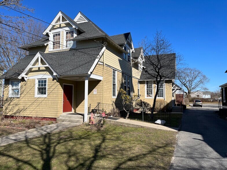 31 Rider Ave, Patchogue, NY for lease - Primary Photo - Image 1 of 5