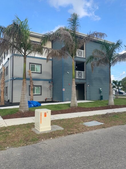 2771 Royal Palm Ave, Fort Myers, FL à vendre - Photo du bâtiment - Image 2 de 19