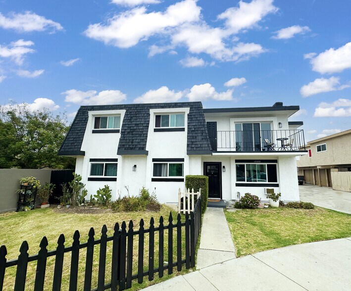 17372 Dairyview Cir, Huntington Beach, CA à vendre - Photo du bâtiment - Image 2 de 12