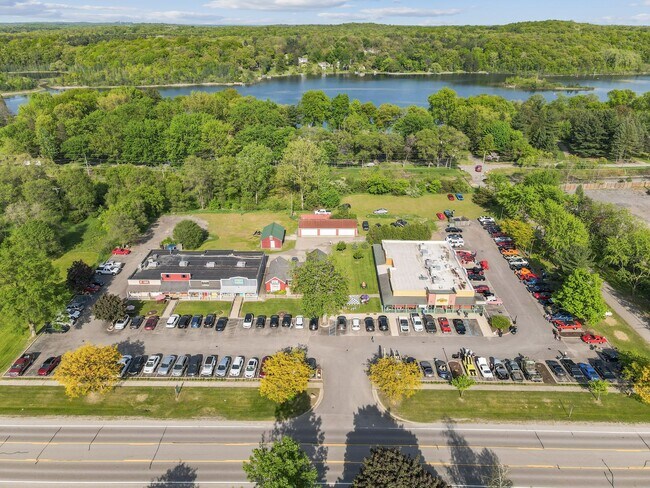 Plus de détails pour 1415-1427 S Milford Rd, Highland Township, MI - Commerce de détail à louer
