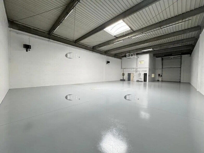 Flex dans Coignières à louer - Photo du bâtiment - Image 3 de 11