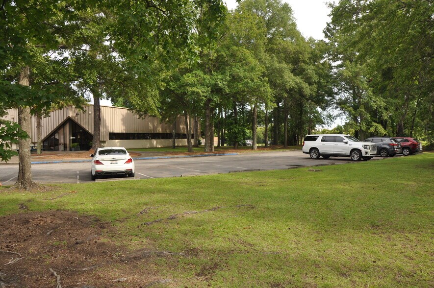 917 Commerce Cir, Hanahan, SC à louer - Photo du bâtiment - Image 3 de 25