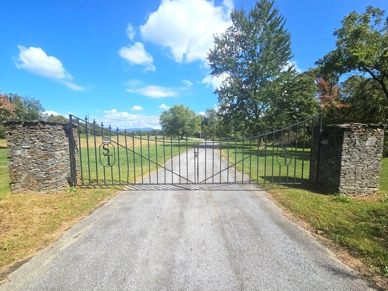111 Howard Gap Rd, Fletcher, NC à vendre - Photo du bâtiment - Image 1 de 24