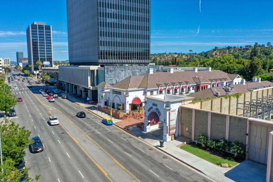 15928 Ventura Blvd, Encino, CA à louer - Photo du bâtiment - Image 2 de 12