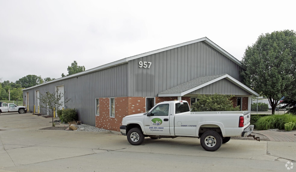 957 Brown Rd, Lake Orion, MI for sale - Primary Photo - Image 1 of 2