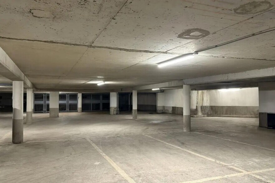 Industrial in Paris for lease - Building Photo - Image 3 of 6